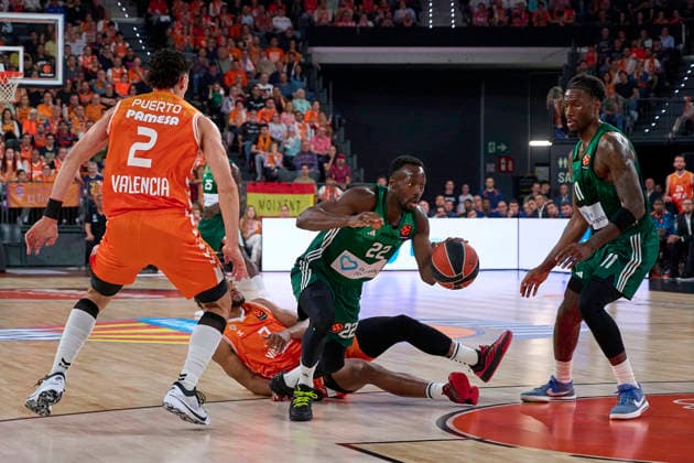 (260501) -- VALENCIA, May 1, 2026 -- Jerian Grant (2nd R) of Panathinaikos breaks through during the Euroleague basketball match between Valencia and Panathinaikos in Valencia, Spain, April 30, 2026. (Photo by Pablo Morano Xinhua) (SP)SPAIN-VALENCIA-BASKETBALL-EUROLEAGUE-VALENCIA VS PANATHINAIKOS ChengxMin 