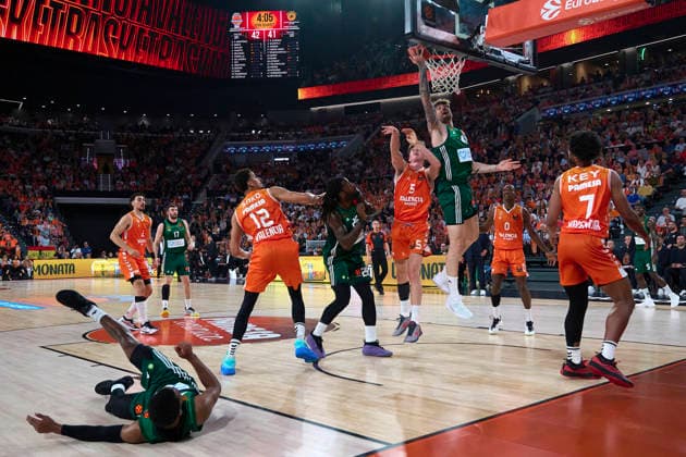 (260501) -- VALENCIA, May 1, 2026 -- Sergio de Larrea (top L) of Valencia defends Juancho Hernangomez (top R) of Panathinaikos during the Euroleague basketball match in Valencia, Spain, April 30, 2026. (Photo by Pablo Morano Xinhua) (SP)SPAIN-VALENCIA-BASKETBALL-EUROLEAGUE-VALENCIA VS PANATHINAIKOS ChengxMin 
