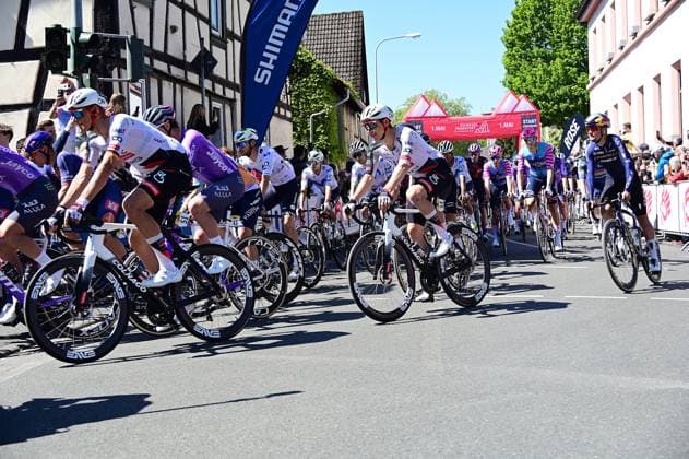 01 05,2026 xkhx Echborn Frankfurt am Main , Radrennen Radklassiker Eschborn Frankfurt Start The riders start the race