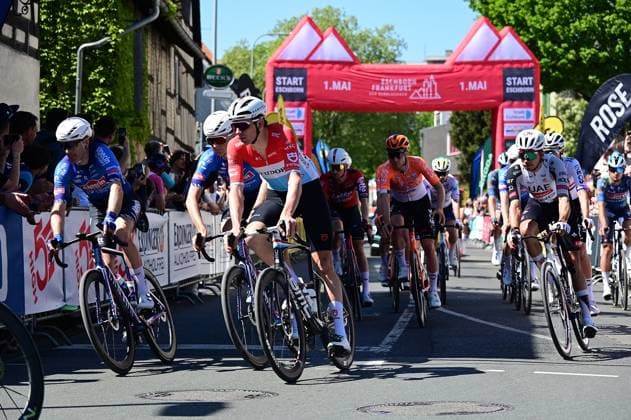 01 05,2026 xkhx Echborn Frankfurt am Main , Radrennen Radklassiker Eschborn Frankfurt Start The riders start the race