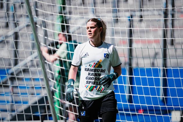 Google Pixel Frauen Bundesliga Hamburger SV vs 1 FC Union Berlin, 01 05 2026 Lea Paulick Hamburger SV, 25 with the warm-up shirt Hamburg can play big games soccer, Google Pixel Frauen Bundesliga, 24 Matchday Hamburger SV vs 1 FC Union Berlin on 01 05 2026 at Volksparkstadion, Hamburg DFB REGULATIONS PROHIBIT ANY USE OF PHOTOGRAPHS AS IMAGE SEQUENCES AND OR QUASI VIDEO Copyright: xBEAUTIFULxSPORTS Tonhäuserx