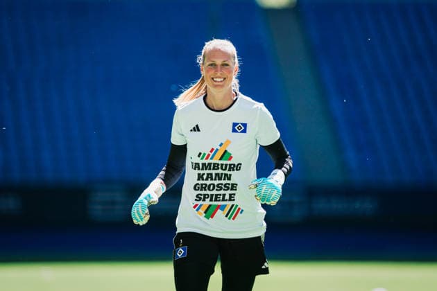 Google Pixel Frauen Bundesliga Hamburger SV vs 1 FC Union Berlin, 01 05 2026 Inga Schuldt Hamburger SV, 1 with the warm-up shirt Hamburg can play big games soccer, Google Pixel Frauen Bundesliga, 24 Matchday Hamburger SV vs 1 FC Union Berlin on 01 05 2026 at Volksparkstadion, Hamburg DFB REGULATIONS PROHIBIT ANY USE OF PHOTOGRAPHS AS IMAGE SEQUENCES AND OR QUASI VIDEO Copyright: xBEAUTIFULxSPORTS Tonhäuserx