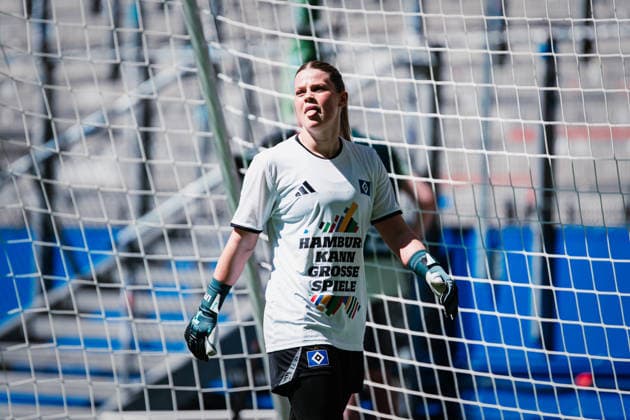 Google Pixel Frauen Bundesliga Hamburger SV vs 1 FC Union Berlin, 01 05 2026 Lea Paulick Hamburger SV, 25 with the warm-up shirt Hamburg can play big games soccer, Google Pixel Frauen Bundesliga, 24 Matchday Hamburger SV vs 1 FC Union Berlin on 01 05 2026 at Volksparkstadion, Hamburg DFB REGULATIONS PROHIBIT ANY USE OF PHOTOGRAPHS AS IMAGE SEQUENCES AND OR QUASI VIDEO Copyright: xBEAUTIFULxSPORTS Tonhäuserx