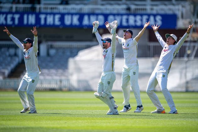 Sport Bilder des Tages LONDON, ENGLAND - MAY 1: The Durham ‘keeper and slip cordon appeal in unison during day 1 of the Rothesay County Championship match between Middlesex and Durham at Lord’s Cricket Ground on May 1st, 2026 In London, England. (Photo by Mike Turner Sports Press Photo)  Copyright: xMikexTurnerx xSPPx Sportspressphoto_SPR138957