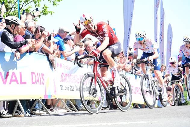 01 05,2026 xkhx Eschborn Frankfurt am Main , Radrennen Radklassiker Eschborn Frankfurt Mammolshainer Stich Berg In the lead JONAS RUTSCH ahead of SAMUEL LEROUX