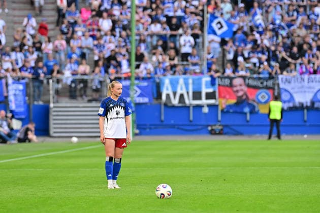 Soccer I Women I Season 2025 2026 I Bundesliga I 24 Matchday I Hamburger SV 1 FC Union Berlin I 01 05 2026 Mia Büchele 17, Hamburger SV at a free kick Hamburg Volksparkstadion Hamburg Germany Copyright: xLobeca WolfxGebhardtx