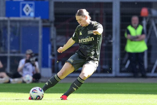 Samantha Steuerwald 1 FC Union Berlin, 19 on the ball, cropped image, single image, full body, action, action, game scene, THE DFB REGULATIONS PROHIBIT ANY USE OF PHOTOGRAPHS AS IMAGE SEQUENCES AND OR QUASI VIDEO , 01 05 2026, Hamburg Germany , Football, Google Pixel Womens Bundesliga, Hamburger SV 1 FC Union Berlin xobx