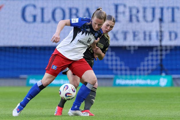 from left Christin Meyer Hamburger SV, HSV, 16 and Samantha Steuerwald 1 FC Union Berlin, 19 in a duel, dynamic, action, action, game scene, THE DFB REGULATIONS PROHIBIT ANY USE OF PHOTOGRAPHS AS IMAGE SEQUENCES AND OR QUASI VIDEO , 01 05 2026, Hamburg Germany , Football, Google Pixel Womens Bundesliga, Hamburger SV 1 FC Union Berlin xobx