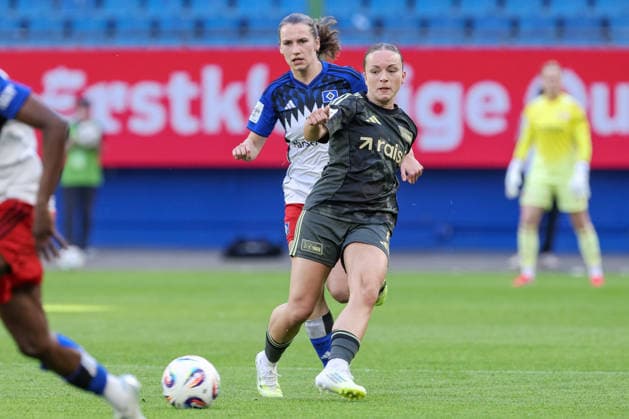 from left Pauline Machtens Hamburger SV, HSV, 28 and Lisa Heiseler 1 FC Union Berlin, 7 in duel, duel, dynamics, action, action, game scene, THE DFB REGULATIONS PROHIBIT ANY USE OF PHOTOGRAPHS AS IMAGE SEQUENCES AND OR QUASI VIDEO , 01 05 2026, Hamburg Germany , Football, Google Pixel Womens Bundesliga, Hamburger SV 1 FC Union Berlin xobx