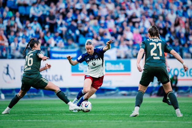 Google Pixel Frauen Bundesliga Hamburger SV vs 1 FC Union Berlin, 01 05 2026 Sophie Hillebrand Hamburger SV, 22 passes Amber Tysiak 1 FC Union Berlin, 26 passes Soccer, Google Pixel Frauen Bundesliga, 24 Matchday Hamburger SV vs 1 FC Union Berlin on 01 05 2026 at Volksparkstadion, Hamburg DFB REGULATIONS PROHIBIT ANY USE OF PHOTOGRAPHS AS IMAGE SEQUENCES AND OR QUASI VIDEO Copyright: xBEAUTIFULxSPORTS Tonhäuserx
