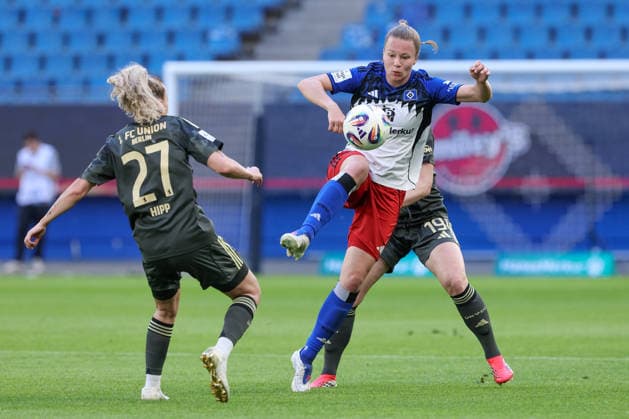 from left Jenny Hipp 1 FC Union Berlin, 27 , Christin Meyer Hamburger SV, HSV, 16 and Samantha Steuerwald 1 FC Union Berlin, 19 in duel, duel, dynamics, action, action scene, THE DFB REGULATIONS PROHIBIT ANY USE OF PHOTOGRAPHS AS IMAGE SEQUENCES AND OR QUASI VIDEO , 01 05 2026, Hamburg Germany , Football, Google Pixel Womens Bundesliga, Hamburger SV 1 FC Union Berlin xobx