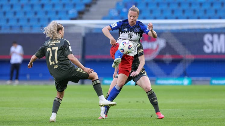 from left Jenny Hipp 1 FC Union Berlin, 27 , Christin Meyer Hamburger SV, HSV, 16 and Samantha Steuerwald 1 FC Union Berlin, 19 in duel, duel, dynamics, action, action scene, THE DFB REGULATIONS PROHIBIT ANY USE OF PHOTOGRAPHS AS IMAGE SEQUENCES AND OR QUASI VIDEO , 01 05 2026, Hamburg Germany , Football, Google Pixel Womens Bundesliga, Hamburger SV 1 FC Union Berlin xobx