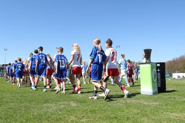 Saxony Cup Final Women Chemnitzer FC RB Leipzig II 01 05 2026 The teams enter the pitch and pass the trophy Saxony Cup Final Women Saxony Lotto State Cup Chemnitzer FC vs RB Leipzig II U20 at Auenstadion Flöha, 01 05 2026 Copyright: xBEAUTIFULxSPORTS JanxKaeferx