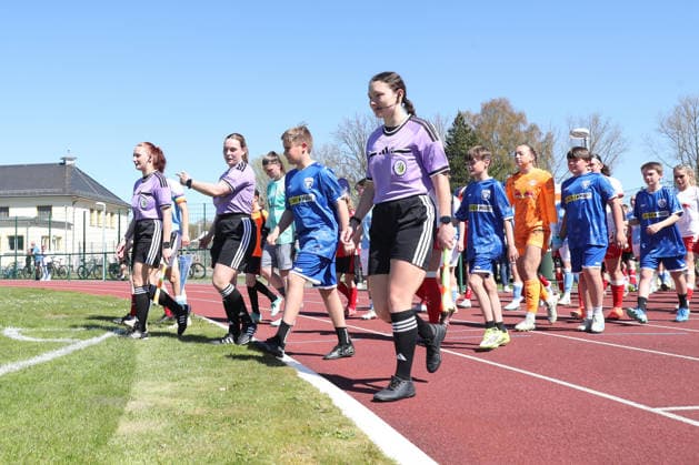 Saxony Cup Final Women Chemnitzer FC RB Leipzig II 01 05 2026 Assistant referee Lydia Barsch, referee Lisa Marie Huth and assistant referee Daria Köhler lead the two teams onto the pitch Saxony Cup Final Women Saxony Lotto State Cup Chemnitzer FC vs RB Leipzig II U20 at Auenstadion Flöha, 01 05 2026 Copyright: xBEAUTIFULxSPORTS JanxKaeferx