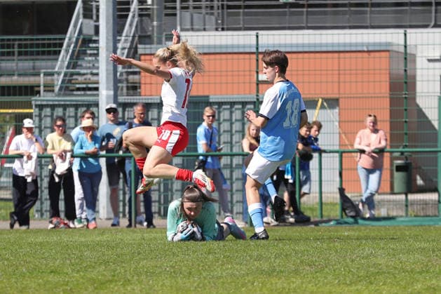 Saxony Cup Final Women Chemnitzer FC RB Leipzig II 01 05 2026 Mia Werner 10, RB Leipzig II U20 skips goalkeeper Franziska Frohs 1, Chemnitzer FC , Amelie Bär 18, Chemnitzer FC watches Saxony Cup Final Women Sachsenlotto Landespokal Chemnitzer FC vs RB Leipzig II U20 at Auenstadion Flöha, 01 05 2026 Copyright: xBEAUTIFULxSPORTS JanxKaeferx