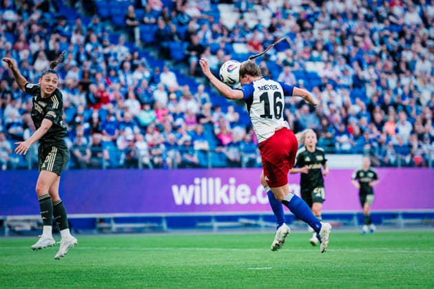 Google Pixel Frauen Bundesliga Hamburger SV vs 1 FC Union Berlin, 01 05 2026 Christin Martina Ingrid Meyer Hamburger SV, 16 köpft den Ball Fußball, Google Pixel Frauen Bundesliga, 24 Spieltag Hamburger SV vs 1 FC Union Berlin am 01 05 2026 im Volksparkstadion, Hamburg DFB REGULATIONS PROHIBIT ANY USE OF PHOTOGRAPHS AS IMAGE SEQUENCES AND OR QUASI VIDEO Copyright: xBEAUTIFULxSPORTS Tonhäuserx