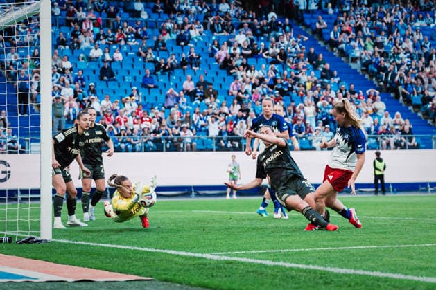Google Pixel Womens Bundesliga Hamburger SV vs 1 FC Union Berlin, 01 05 2026 Cara Bösl 1 FC Union Berlin, 1 holds the shot of Svea Stoldt Hamburger SV, 8 Soccer, Google Pixel Womens Bundesliga, 24 Matchday Hamburger SV vs 1 FC Union Berlin on 01 05 2026 at Volksparkstadion, Hamburg DFB REGULATIONS PROHIBIT ANY USE OF PHOTOGRAPHS AS IMAGE SEQUENCES AND OR QUASI VIDEO Copyright: xBEAUTIFULxSPORTS Tonhäuserx
