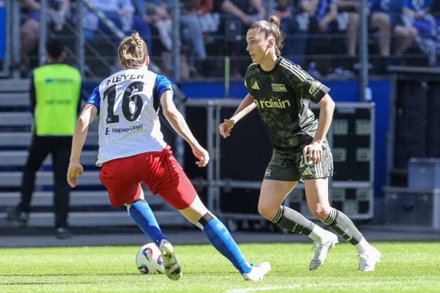 from left Christin Meyer Hamburger SV, HSV, 16 and Amber Tysiak 1 FC Union Berlin, 26 in a duel, dynamic, action, action, game scene, THE DFB REGULATIONS PROHIBIT ANY USE OF PHOTOGRAPHS AS IMAGE SEQUENCES AND OR QUASI VIDEO , 01 05 2026, Hamburg Germany , Football, Google Pixel Womens Bundesliga, Hamburger SV 1 FC Union Berlin xobx