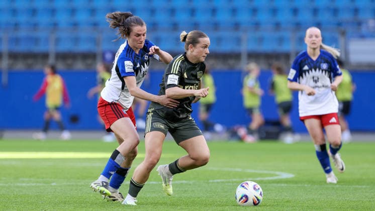 from left Pauline Machtens Hamburger SV, HSV, 28 and Lisa Heiseler 1 FC Union Berlin, 7 in duel, duel, dynamics, action, action, game scene, THE DFB REGULATIONS PROHIBIT ANY USE OF PHOTOGRAPHS AS IMAGE SEQUENCES AND OR QUASI VIDEO , 01 05 2026, Hamburg Germany , Football, Google Pixel Womens Bundesliga, Hamburger SV 1 FC Union Berlin xobx