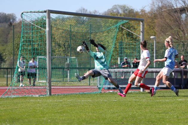 Saxony Cup Final Women Chemnitzer FC RB Leipzig II 01 05 2026 Natalie Grenz 21, RB Leipzig II U20 scores against goalkeeper Franziska Frohs 1, Chemnitzer FC to take a 1-0 lead Saxony Cup Final Women Saxony Lotto State Cup Chemnitzer FC vs RB Leipzig II U20 at Auenstadion Flöha, 01 05 2026 Copyright: xBEAUTIFULxSPORTS JanxKaeferx