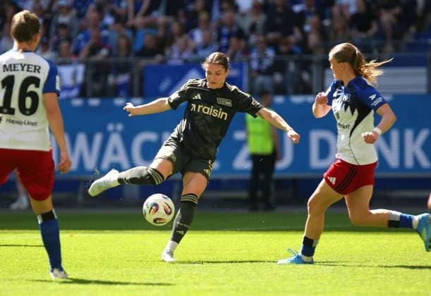 01 05 2026, xcex, GER, Hamburg, Volksparkstadion, Frauenfussball, 1 Bundesliga, DIE LIGA, Google Pixel Frauen Bundesliga, Saison 2025 2026, Spieltag 24, HSV, Union, FCU, Hamburger SV Frauen 1 FC Union Berlin, Sophie Weidauer FCU , Torschuss DFL regulations prohibit any use of photographs as image sequences and or quasi video