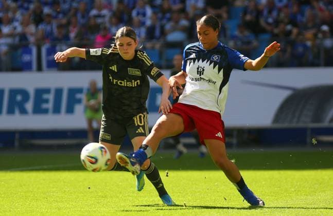 01 05 2026, xcex, GER, Hamburg, Volksparkstadion, Frauenfussball, 1 Bundesliga, DIE LIGA, Google Pixel Frauen Bundesliga, Saison 2025 2026, Spieltag 24, HSV, Union, FCU, Hamburger SV Frauen 1 FC Union Berlin, Eileen Campbell FCU vs Melina Krueger HSV DFL regulations prohibit any use of photographs as image sequences and or quasi video