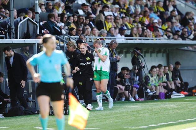 GOTHENBURG, SWEDEN 20260501 Hammarbys Gudrun Arnardottir is replaced during Fridays decisive Europa Cup final between BK Häcken and Hammarby at Nordic Wellness arena GOTHENBURG SWEDEN x9200x  Copyright: xAdamxIhse TTx FINAL EUROPA CUP: HÄCKEN - HAMMARBY