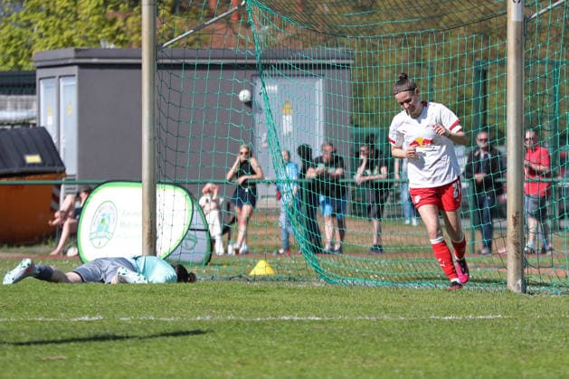 Saxony Cup Final Women Chemnitzer FC RB Leipzig II 01 05 2026 Natalie Grenz 21, RB Leipzig II U20 also scores the goal for 2 0, goalkeeper Franziska Frohs 1, Chemnitzer FC lies beaten on the ground Saxony Cup Final Women Saxony Lotto State Cup Chemnitzer FC vs RB Leipzig II U20 at Auenstadion Flöha, 01 05 2026 Copyright: xBEAUTIFULxSPORTS JanxKaeferx