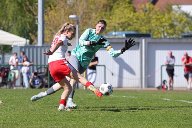 Saxony Cup Final Women Chemnitzer FC RB Leipzig II 01 05 2026 Mia Werner 10, RB Leipzig II U20 scores the goal against goalkeeper Franziska Frohs 1, Chemnitzer FC to make it 3 0 Saxony Cup Final Women Saxony Lotto State Cup Chemnitzer FC vs RB Leipzig II U20 at Auenstadion Flöha, 01 05 2026 Copyright: xBEAUTIFULxSPORTS JanxKaeferx