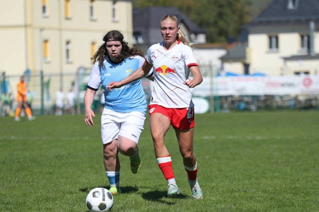 Saxony Cup Final Women Chemnitzer FC RB Leipzig II 01 05 2026 Emma Jensen 27, RB Leipzig II U20 ahead of Nancy Kiesewalter 14, Chemnitzer FC Saxony Cup Final Women Saxony Lotto State Cup Chemnitzer FC vs RB Leipzig II U20 at Auenstadion Flöha, 01 05 2026 Copyright: xBEAUTIFULxSPORTS JanxKaeferx