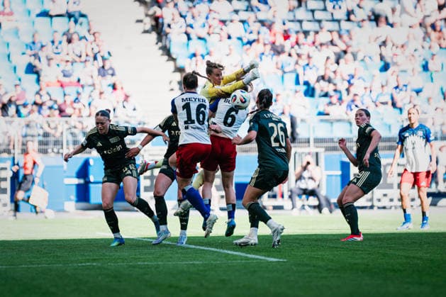 Google Pixel Women Bundesliga Hamburger SV vs 1 FC Union Berlin, 01 05 2026 Cara Bösl 1 FC Union Berlin, 1 misses the ball Soccer, Google Pixel Women Bundesliga, 24 Matchday Hamburger SV vs 1 FC Union Berlin on 01 05 2026 at Volksparkstadion, Hamburg DFB REGULATIONS PROHIBIT ANY USE OF PHOTOGRAPHS AS IMAGE SEQUENCES AND OR QUASI VIDEO Copyright: xBEAUTIFULxSPORTS Tonhäuserx