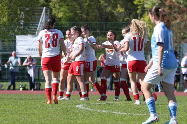 Saxony Cup Final Women Chemnitzer FC RB Leipzig II 01 05 2026 Alexandra Scheffler 9, RB Leipzig II U20 middle is celebrated for her goal Saxony Cup Final Women Saxony Lotto State Cup Chemnitzer FC vs RB Leipzig II U20 at Auenstadion Flöha, 01 05 2026 Copyright: xBEAUTIFULxSPORTS JanxKaeferx