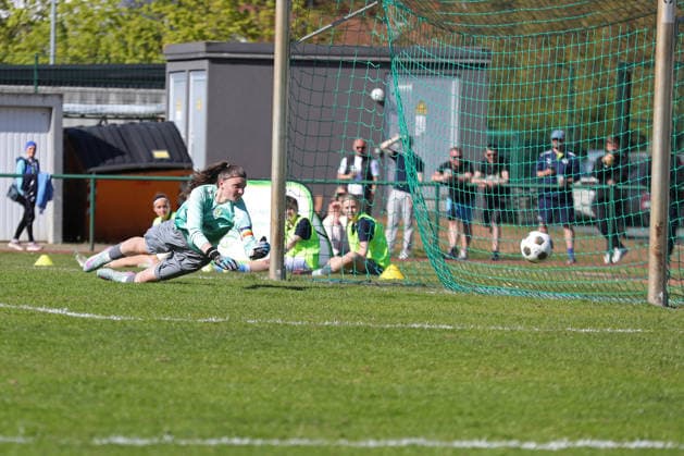 Saxony Cup Final Women Chemnitzer FC RB Leipzig II 01 05 2026 Goalkeeper Franziska Frohs 1, Chemnitzer FC has to let the ball pass, goal for RB Leipzig II Saxony Cup Final Women Saxony Lotto State Cup Chemnitzer FC vs RB Leipzig II U20 at Auenstadion Flöha, 01 05 2026 Copyright: xBEAUTIFULxSPORTS JanxKaeferx