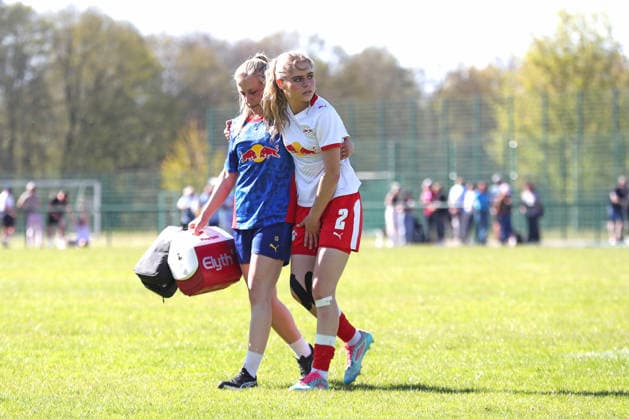 Saxony Cup Final Women Chemnitzer FC RB Leipzig II 01 05 2026 Zoe Werner 2, RB Leipzig II U20 has to be led off the field injured Saxony Cup Final Women Saxony Lotto State Cup Chemnitzer FC vs RB Leipzig II U20 at Auenstadion Flöha, 01 05 2026 Copyright: xBEAUTIFULxSPORTS JanxKaeferx