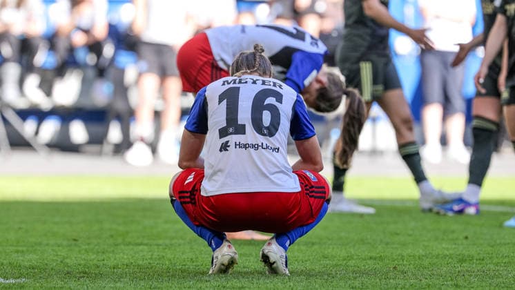 from left Christin Meyer Hamburger SV, HSV, 16 and Camilla Linberg Hamburger SV, HSV, 47 looking disappointed, disappointment, THE DFB REGULATIONS PROHIBIT ANY USE OF PHOTOGRAPHS AS IMAGE SEQUENCES AND OR QUASI VIDEO , 01 05 2026, Hamburg Germany , Football, Google Pixel Womens Bundesliga, Hamburger SV 1 FC Union Berlin xobx