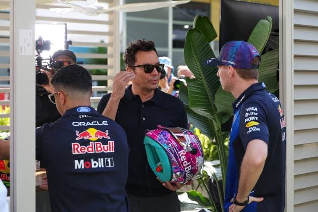 American comedian and presenter, Jimmy Fallon and Max Verstappen Oracle Red Bull Racing 3 , Miami Grand Prix, Motorsport, Men, Formula 1, Free Practice, 01 05 2026 Miami Florida USA Copyright: xkolbert-press ChristianxKolbertx