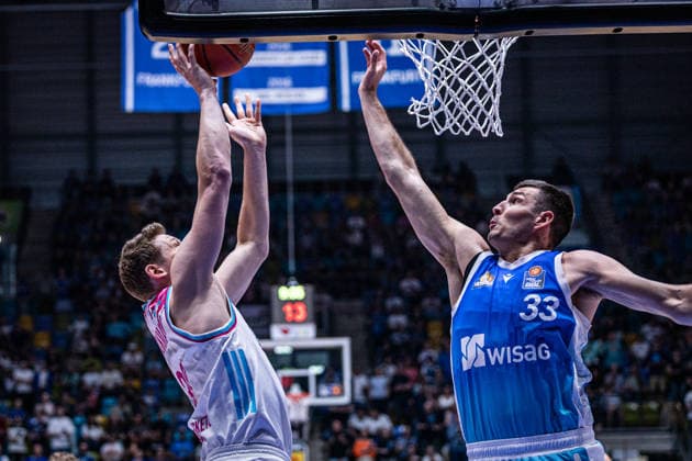easyCredit Basketball Bundesliga, Frankfurt Skyliners vs Telekom Baskets Bonn, 01 05 2026 Patrick Heckmann Telekom Baskets Bonn 33 and Ryan Hawkins SKYLINERS FRANKFURT 33 easyCredit Basketball Bundesliga, Frankfurt Skyliners vs Telekom Baskets Bonn, 01 05 2026, SÜWAG ENERGIE Arena Frankfurt easyCredit Basketball Bundesliga, Frankfurt Skyliners vs Telekom Baskets Bonn, 01 05 2026, SÜWAG ENERGIE Arena Frankfurt Copyright: xBEAUTIFULxSPORTS Derixx