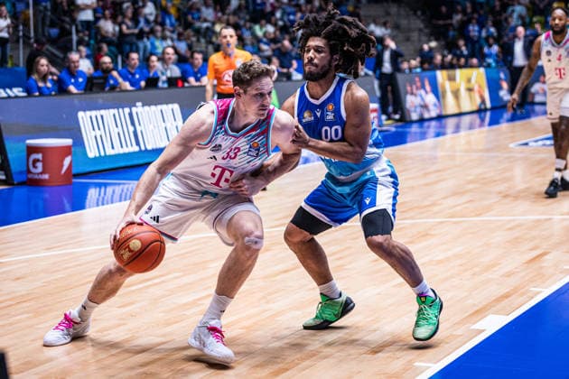 easyCredit Basketball Bundesliga, Frankfurt Skyliners vs Telekom Baskets Bonn, 01 05 2026 Patrick Heckmann Telekom Baskets Bonn 33 and Tyger Campbell SKYLINERS FRANKFURT 00 easyCredit Basketball Bundesliga, Frankfurt Skyliners vs Telekom Baskets Bonn, 01 05 2026, SÜWAG ENERGIE Arena Frankfurt Copyright: xBEAUTIFULxSPORTS Derixx