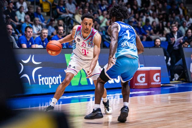 easyCredit Basketball Bundesliga, Frankfurt Skyliners vs Telekom Baskets Bonn, 01 05 2026 Joel Aminu Telekom Baskets Bonn 21 and Isaiah Swope SKYLINERS FRANKFURT 1 easyCredit Basketball Bundesliga, Frankfurt Skyliners vs Telekom Baskets Bonn, 01 05 2026, SÜWAG ENERGIE Arena Frankfurt Copyright: xBEAUTIFULxSPORTS Derixx