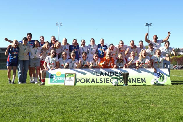 Saxony Cup Final Women Chemnitzer FC RB Leipzig II 01 05 2026 The RB Leipzig II team celebrates the Saxony Cup victory together Joy, emotions Saxony Cup Final Women Saxony Lotto State Cup Chemnitzer FC vs RB Leipzig II U20 in the Auenstadion Flöha, 01 05 2026 Copyright: xBEAUTIFULxSPORTS JanxKaeferx