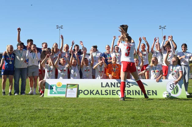 Saxony Cup Final Women Chemnitzer FC RB Leipzig II 01 05 2026 Captain Nele Braunsdorf 3, RB Leipzig II U20 presents the cup to her team Cheers, joy, cup victory Saxony Cup Final Women Saxony Lotto State Cup Chemnitzer FC vs RB Leipzig II U20 at Auenstadion Flöha, 01 05 2026 Copyright: xBEAUTIFULxSPORTS JanxKaeferx