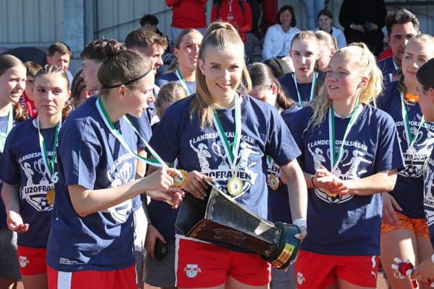 Saxony Cup Final Women Chemnitzer FC RB Leipzig II 01 05 2026 Captain Nele Braunsdorf 3, RB Leipzig II U20 with the trophy Saxony Cup Final Women Saxony Lotto State Cup Chemnitzer FC vs RB Leipzig II U20 at Auenstadion Flöha, 01 05 2026 Copyright: xBEAUTIFULxSPORTS JanxKaeferx
