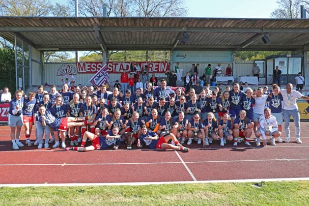 Saxony Cup Final Women Chemnitzer FC RB Leipzig II 01 05 2026 The RB Leipzig II team celebrates another Saxony Cup victory together in front of the fan block Joy, emotions, team photo Saxony Cup Final Women Saxony Lotto State Cup Chemnitzer FC vs RB Leipzig II U20 at Auenstadion Flöha, 01 05 2026 Copyright: xBEAUTIFULxSPORTS JanxKaeferx