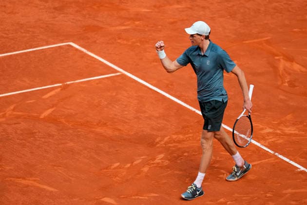 Mutua Madrid Open - Day Twelve Jannik Sinner of Italy celebrates the victory after winning against Arthur Fils of France during Men s Singles semi-final match on Day twelve of the Mutua Madrid Open 2026, ATP, Tennis Herren Masters 1000 and WTA, Tennis Damen 1000 tournament celebrates at La Caja Magica on May 1, 2026 in Madrid, Spain. Madrid Spain  Copyright: xJosexBretonx originalFilename:bretonhernandez-mutuamad260501_npWhe.jpg