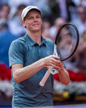 Mutua Madrid Open - Day Twelve MADRID, SPAIN - MAY 1: Jannik Sinner of Italy celebrates the victory against Arthur Fils of France during the MenÕs Singles Semi-Final match on day Twelve during the Mutua Madrid Open 2026 tournament celebrated at La Caja Magica on May 1, 2026 in Madrid, Spain. Madrid La Caja Magica Madrid Spain Copyright: xAlbertoxGardinx AGardin_20260501_Tennis_Madrid_Day12_0118