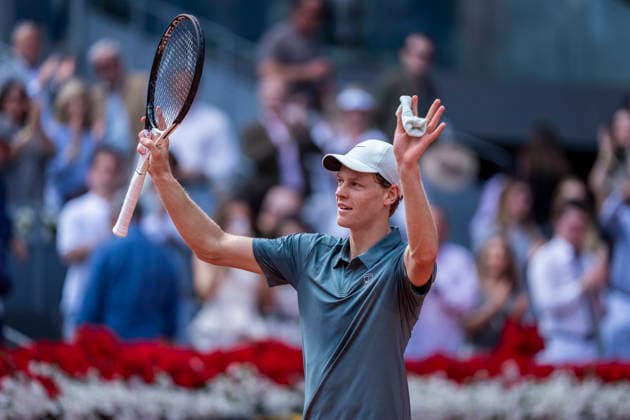 Mutua Madrid Open - Day Twelve MADRID, SPAIN - MAY 1: Jannik Sinner of Italy celebrates the victory against Arthur Fils of France during the MenÕs Singles Semi-Final match on day Twelve during the Mutua Madrid Open 2026 tournament celebrated at La Caja Magica on May 1, 2026 in Madrid, Spain. Madrid La Caja Magica Madrid Spain Copyright: xAlbertoxGardinx AGardin_20260501_Tennis_Madrid_Day12_0121