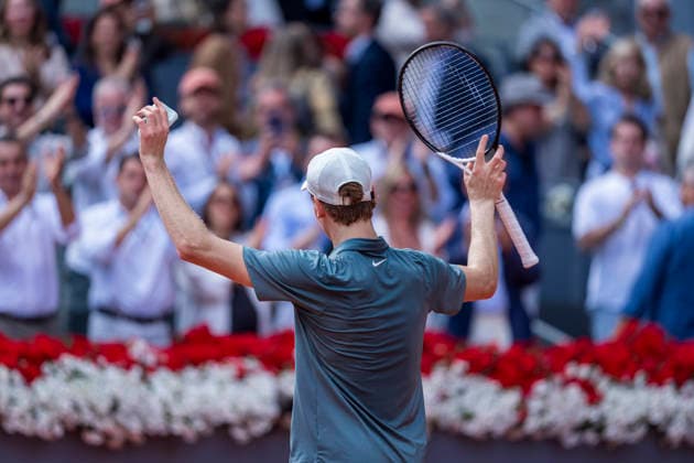 Mutua Madrid Open - Day Twelve MADRID, SPAIN - MAY 1: Jannik Sinner of Italy celebrates the victory against Arthur Fils of France during the MenÕs Singles Semi-Final match on day Twelve during the Mutua Madrid Open 2026 tournament celebrated at La Caja Magica on May 1, 2026 in Madrid, Spain. Madrid La Caja Magica Madrid Spain Copyright: xAlbertoxGardinx AGardin_20260501_Tennis_Madrid_Day12_0122