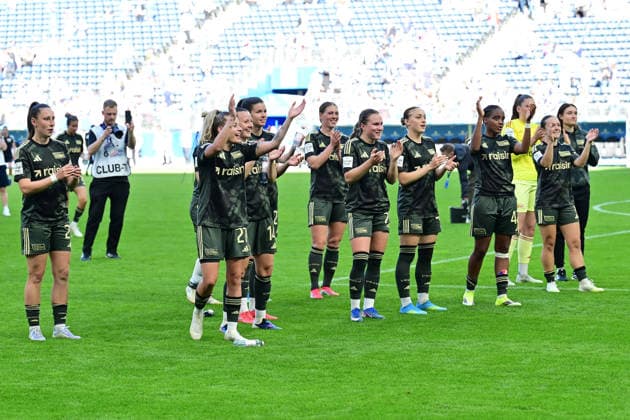 Soccer I Women I Season 2025 2026 I Bundesliga I 24 Matchday I Hamburger SV 1 FC Union Berlin I 01 05 2026 The team of 1 FC Union Berlin celebrates with their fans Hamburg Volksparkstadion Hamburg Germany Copyright: xLobeca WolfxGebhardtx