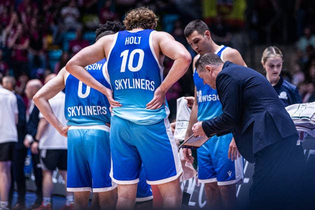 easyCredit Basketball Bundesliga, Frankfurt Skyliners vs Telekom Baskets Bonn, 01 05 2026 Klaus Perwas SKYLINERS FRANKFURT Head Coach asks his team to talk easyCredit Basketball Bundesliga, Frankfurt Skyliners vs Telekom Baskets Bonn, 01 05 2026, SÜWAG ENERGIE Arena Frankfurt Copyright: xBEAUTIFULxSPORTS Derixx