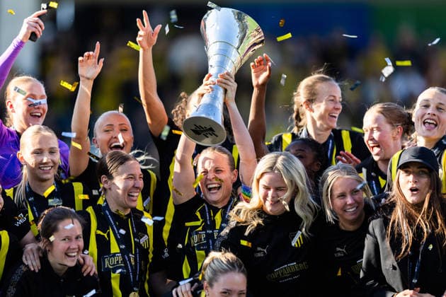260501 Anna Anvegard of Häcken celebrates with teammates and the trophy after the UEFA Women s Europa Cup final between Häcken and Hammarby on May 1, 2026 in Göteborg Photo Michael Erichsen BILDBYRAN COP 89 DS0574 fotboll football soccer fotball europa cup häcken hammarby uefa womens europa cup dam bbeng celebration jubel  Copyright: MICHAELxERICHSEN BB260501MI069